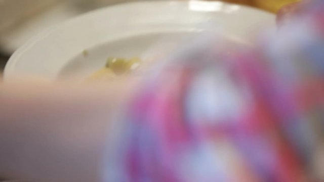 donna impiatta pasta e fave in un piatto bianco in una cucina di casa italiana