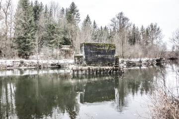 Fototapeta na wymiar Loisach im Winter mit Überresten eines alten Brückenpfeilers