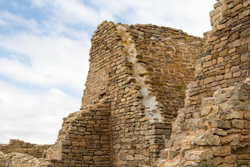 Obraz premium V shaped ancient ruins in New Mexico against sky