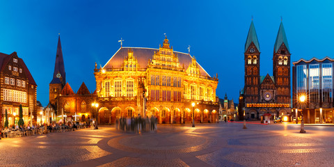 Panorama of ancient Bremen Market Square in the centre of the Hanseatic City of Bremen with famous City Hall, Cathedral, Church of Our Lady and Raths-Buildings, Germany - obrazy, fototapety, plakaty