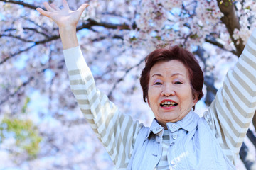 屋外を散歩しているシニア女性