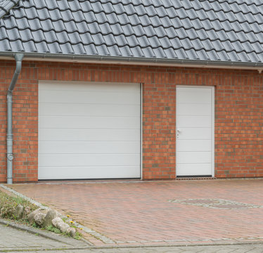 Garage mit weißer Tür und Tor