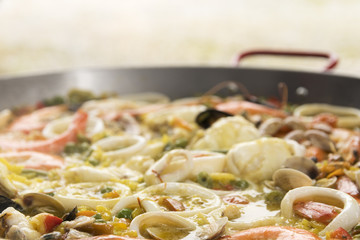 Paella Zubereitung - Traditionelles Spanisches Gericht mit Meeresfrüchten