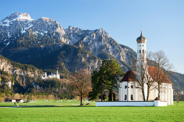 Kirche St. Coloman mit Schloss Neuschwanstein im Hintergrund