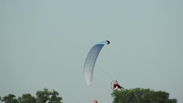 para motor flying in the sky