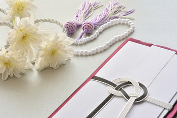 菊の花と不祝儀袋
