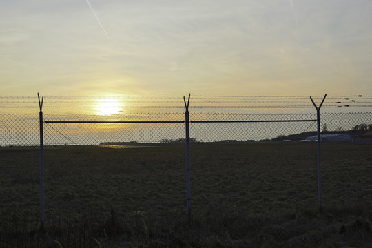 Flugplatzgelände im Sonnenuntergang