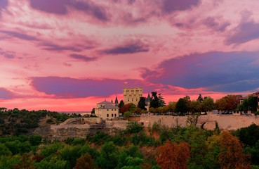 Obraz premium ocaso con muralla y castillo del Alcazar en Segovia