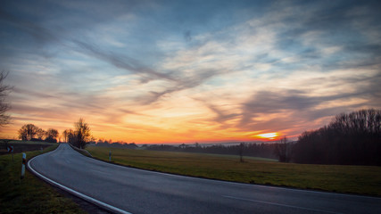 Landstarsse bei Sonnenuntergang