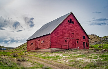 Fototapeta na wymiar Fine Red Barn in the Hollow 