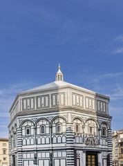 Fototapeta na wymiar Beautiful view of the famous Baptistery of San Giovanni in front of the cathedral of Santa Maria del Fiore, Florence, Italy
