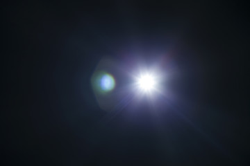 Wit licht flare speciaal effect in donker zwart.