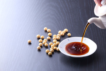 醤油を注ぐ