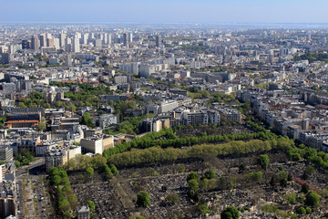 Fototapeta na wymiar Paris, vu du ciel - Cimetière Montparnasse