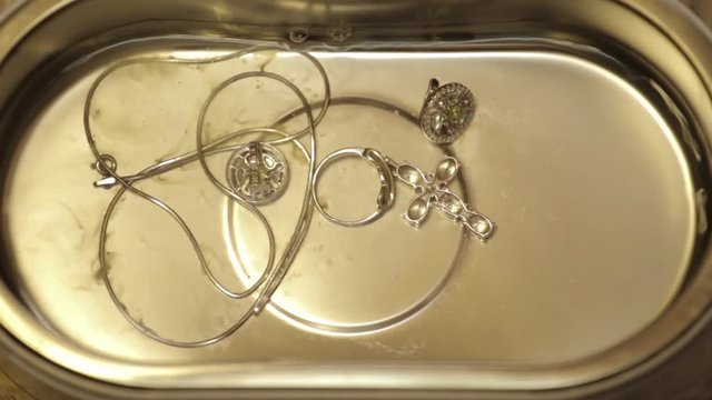 Cleaning of jewelry by ultrasound bath