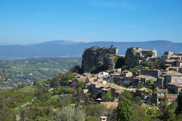 Fototapeta premium Vue panoramique sur village Saignon et le Mont Ventoux en Provence, France.