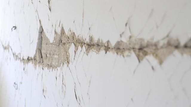 earthquake wall broken line