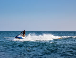 Tableaux ronds sur aluminium brossé Sports nautique Silhouette d& 39 homme sur jetski en mer