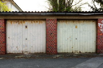 alte Garage mit verostetem Tor
