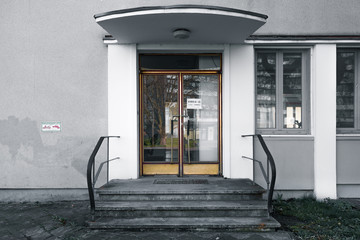 altes verlassenes Gebäude Eingang 