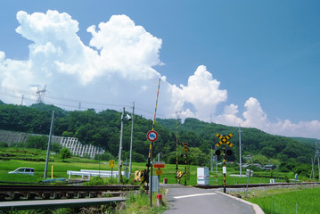夏_田舎の踏切