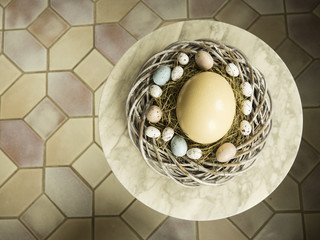 Straußenei im Osternest, von oben