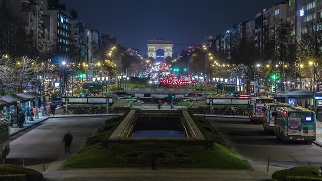 Time lapse de la vile de Paris depuis l'arr&ecirc;t de bus