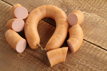 Fleischwurstring auf einem Holzbrett