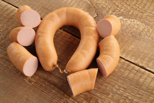 Fleischwurstring auf einem Holzbrett