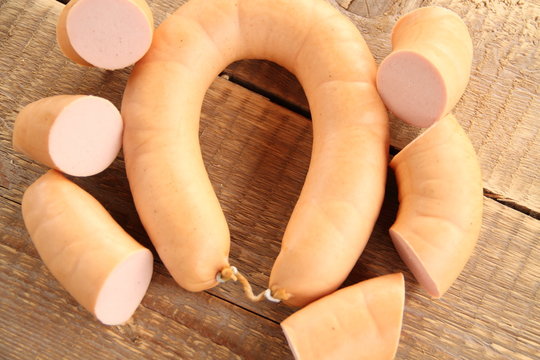 Fleischwurstringe auf einem Holzbrett