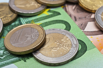 Euro-Geldscheine und Münzen