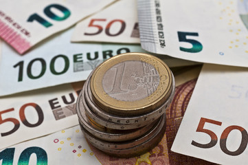 Euro-Geldscheine und Münzen