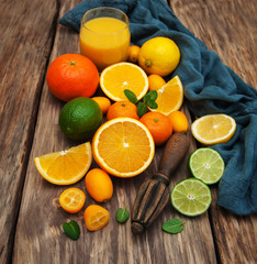 Obraz na płótnie Canvas Fresh citrus fruits and old juicer