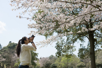 写真を撮る女性