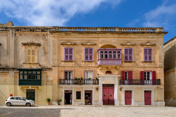 Fototapeta na wymiar Farbenfroh: Fassade der Casa Castelletti am St. Paul's Square in Mdina