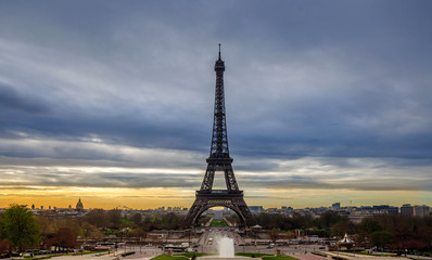 Fototapeta na wymiar Lever de soleil sur la Tour Eiffel vu du Trocadéro