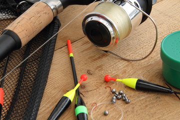 Angelrute mit Angelhaken und Kescher