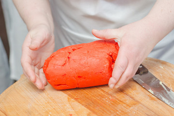 Кондитер готовит песочное тесто красного цвета для тарта. - obrazy, fototapety, plakaty