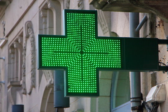 Croix verte lumineuse sur la fa&ccedil;ade d'une pharmacie