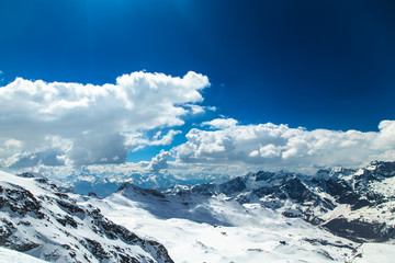 Obraz premium sunny day on the ski slopes of Cervinia