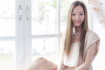 部屋 女性ポートレイト