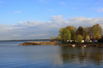 Fototapeta na wymiar Krajobraz półwyspu na jeziorze, wiosną o zachodzie słońca.