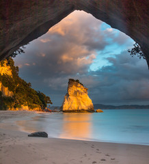Lange blootstelling van zonsopgang door Cathedral Cove, Nieuw-Zeeland