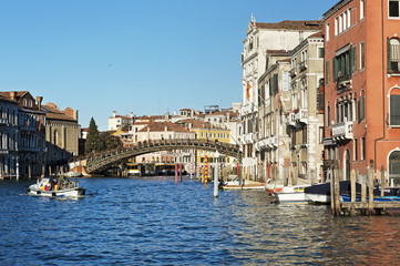 Die Brücke Ponte dell’Accademia in Venedig
