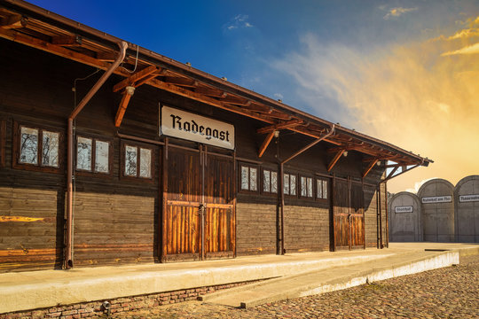 Zabytkowe budynki stacji Radegast, w mieście Łodzi