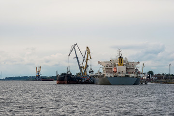 Ship transshipment of the port channel.