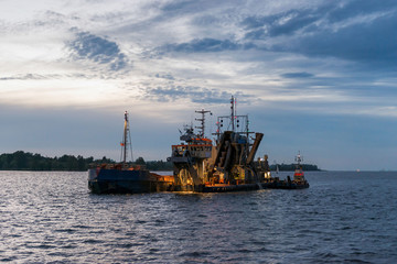 Naklejka premium Ports bottom cleaning night work.