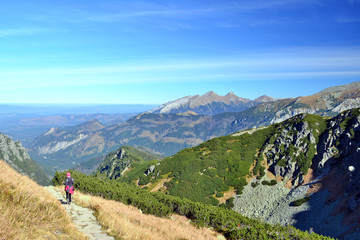 Turystka na szlaku w Tatrach Wysokich © Jurek Adamski