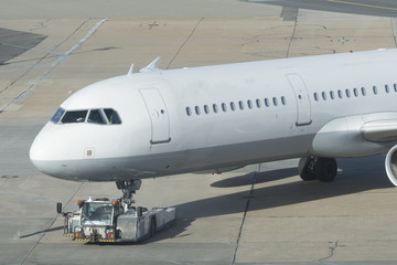 Obraz premium Flugzeug auf dem Rollfeld