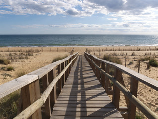 Fototapeta na wymiar Pasarela de madera para acceder a la playa